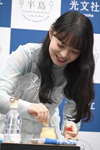 川村文乃が紹介した「いちえんプリン」に蜂蜜をかける上國料萌衣。