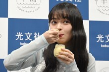 川村文乃が紹介した「いちえんプリン」を試食する上國料萌衣。