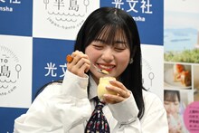 川村文乃が紹介した「いちえんプリン」を試食する伊勢鈴蘭。