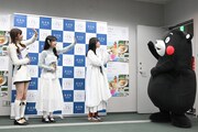 くまモンを見送る川村文乃、上國料萌衣、伊勢鈴蘭。