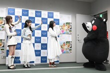 くまモンを見送る川村文乃、上國料萌衣、伊勢鈴蘭。