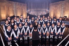 薬師丸ひろ子とNHK東京児童合唱団。（写真提供：NHK）