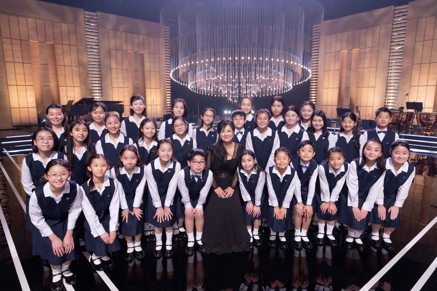 薬師丸ひろ子とNHK東京児童合唱団。（写真提供：NHK）