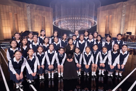 薬師丸ひろ子とNHK東京児童合唱団。(写真提供:NHK)