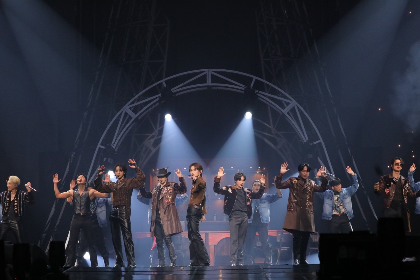 「TOWARDS THE LIGHT : WILL TO POWER」の様子。 (c)KQ Entertainment