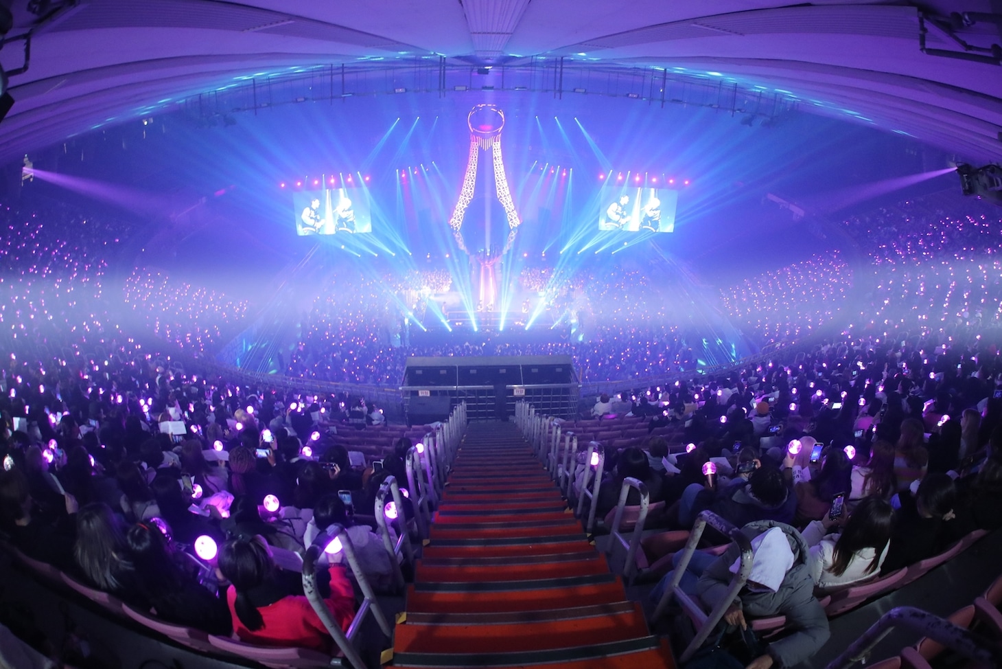 「TOWARDS THE LIGHT : WILL TO POWER」の様子。 (c)KQ Entertainment