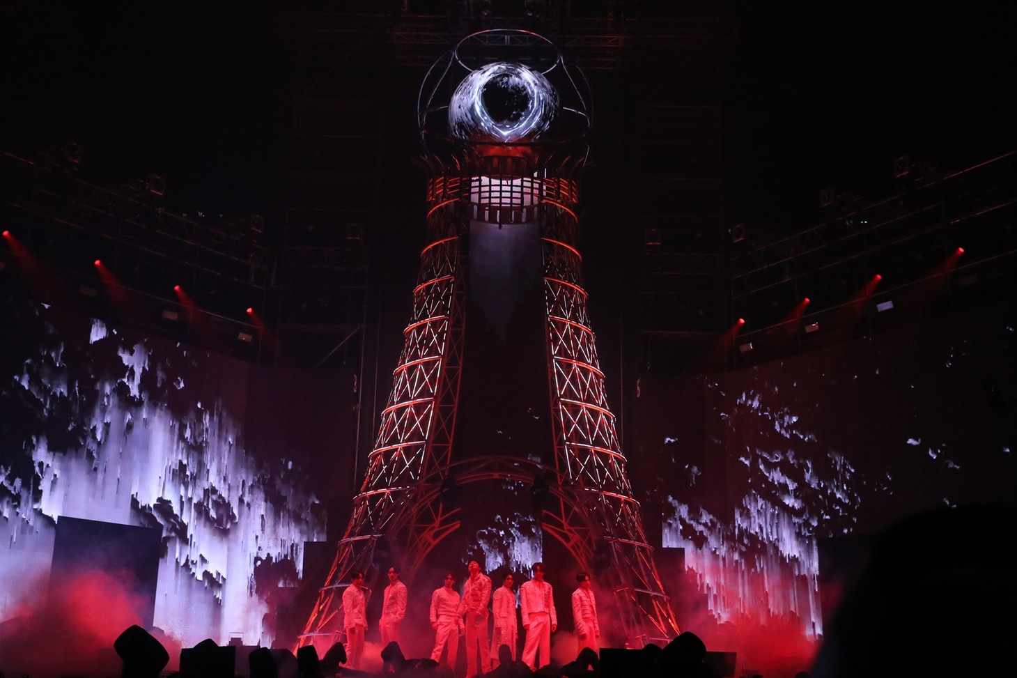 「TOWARDS THE LIGHT : WILL TO POWER」の様子。 (c)KQ Entertainment