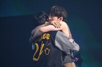 ジョンホに抱きつくミンギ。 (c)KQ Entertainment