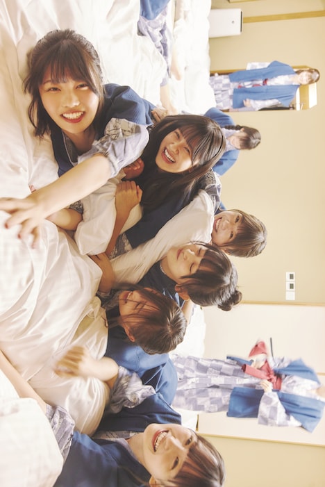 乃木坂46 5期生 写真集「あの頃、乃木坂にいた」セブンネット限定版裏表紙 (c)マガジンハウス