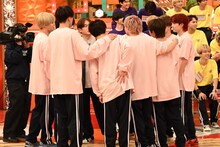 作戦会議をする超特急となすなかにし。