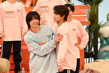 志賀李玖（ICEx）に迫るハル（超特急）。