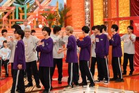 チームの士気を上げる武藤潤（原因は自分にある。 / 右端）。