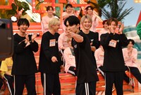 カメラを指差すTETTA（ONE N' ONLY）。