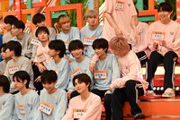 TikTok撮影の様子。山本龍人（ICEx）とコミュニケーションを図るシューヤ（超特急 / 中段右）。