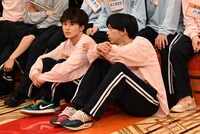 カメラに気付き、タクヤ（超特急）を呼ぶリョウガ（超特急）。