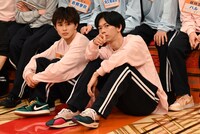 タクヤ（超特急）にカメラを教えるリョウガ（超特急）。