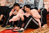 ピースするタクヤ（超特急）とリョウガ（超特急）。