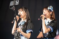 左から坂井仁香、小泉遥香。