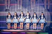 横浜アリーナのステージを去る前、会場の宣伝部員に感謝の気持ちを伝える超ときめき♡宣伝部。