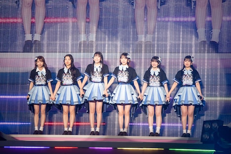 横浜アリーナのステージを去る前、会場の宣伝部員に感謝の気持ちを伝える超ときめき♡宣伝部。