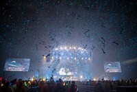 ブルーのテープが降り注ぐ横浜アリーナ。