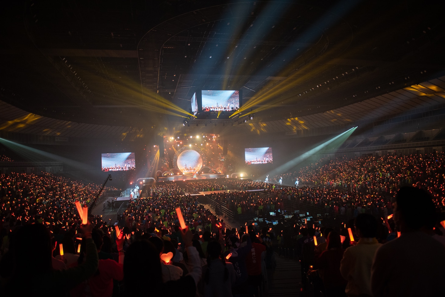 “100%オレンジ”に染まった横浜アリーナ。