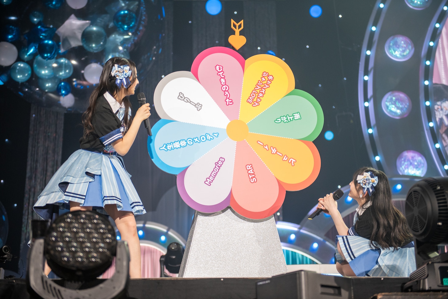 ルーレットを回す杏ジュリアと菅田愛貴。