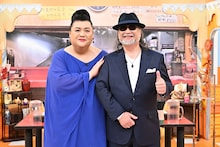 マツコ・デラックスと小野瀬雅生（クレイジーケンバンド）。(c)TBS