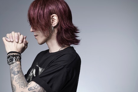 THE ONENESSのチャリティアイテムを着用するSUGIZO。