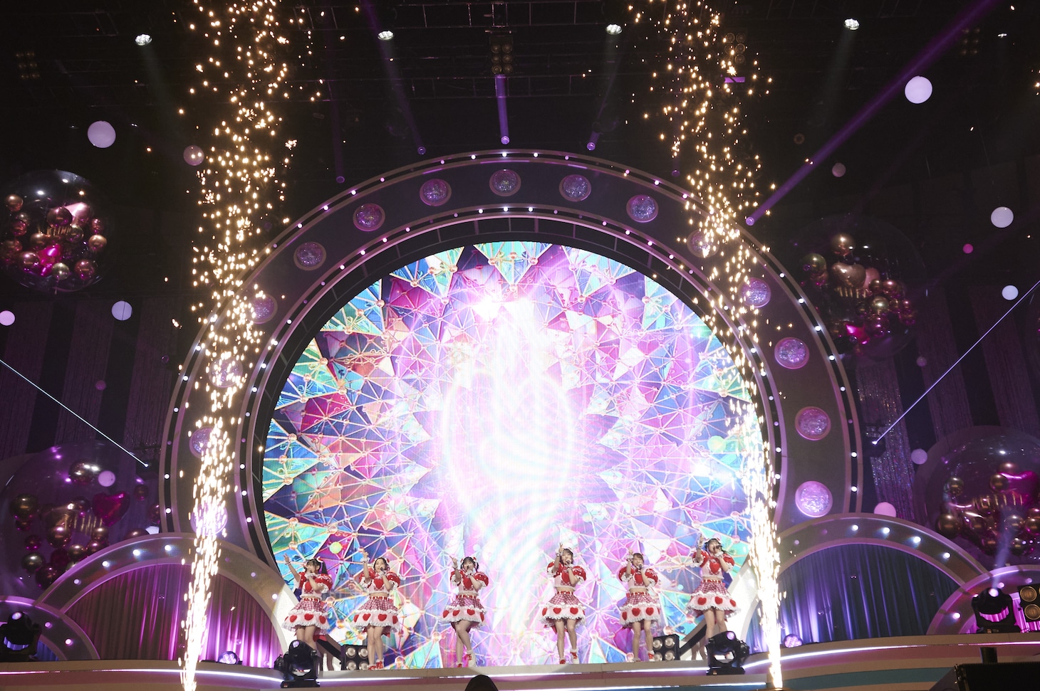 「行くぜ！超ときめき♡宣伝部 at 横浜アリーナ！～隣はきみって決めてるの～」初日公演の様子。（提供：エイベックス）