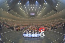 横浜アリーナに集まった大勢の宣伝部員と記念撮影する超ときめき♡宣伝部。（提供：エイベックス）