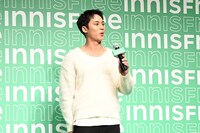 開始早々、マイクの音が大きくて思わず驚くMINGYU。