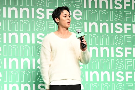 開始早々、マイクの音が大きくて思わず驚くMINGYU。