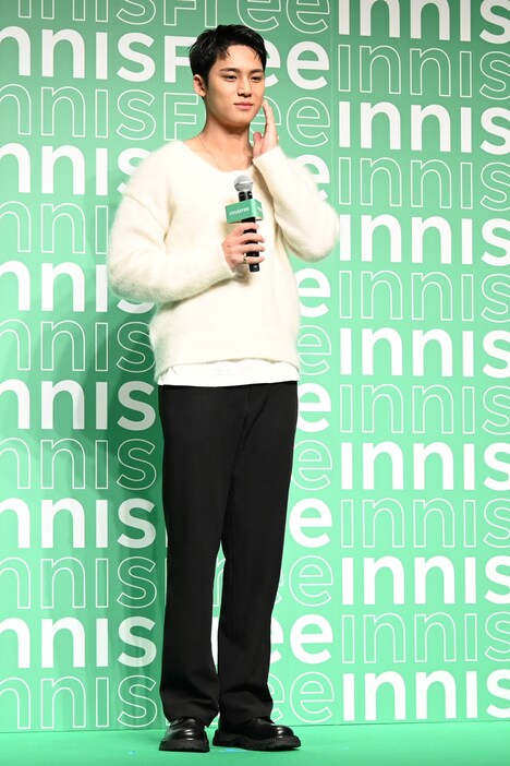 隙を見て自分の肌を触ってみるMINGYU。