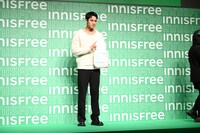 パネルを受け取ったMINGYU。