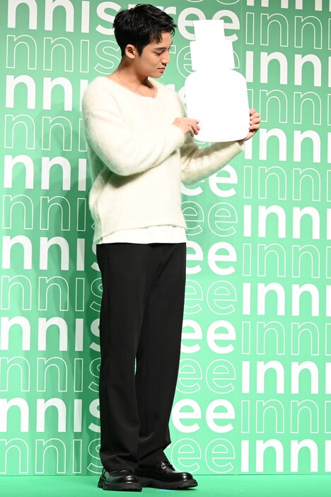 パネルが気になるMINGYU。