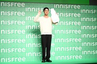 フォトセッション中にお手振りをするMINGYU。