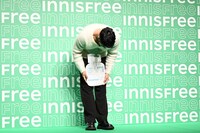 深くお辞儀をするMINGYU。