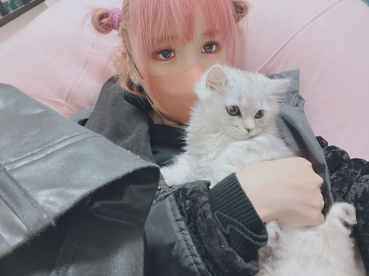 大森靖子に抱きしめられるキルムちゃん。