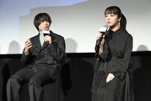 トーク中の松村北斗（左）、上白石萌音（右）。