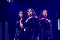 左から藤吉夏鈴、小林由依、遠藤光莉。（撮影：上山陽介）