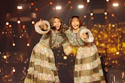 左から小林由依、松田里奈。(撮影:上山陽介)