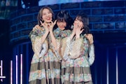小林由依と森田ひかるの間に割って入る山崎天。(撮影:上山陽介)