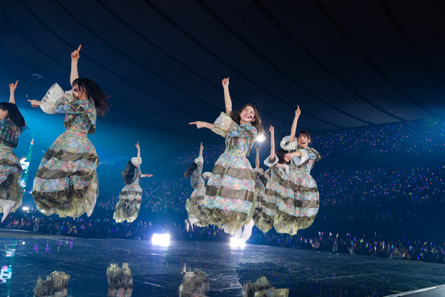高く飛び跳ねる櫻坂46メンバー。（撮影：上山陽介）