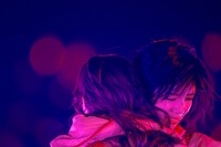 抱き合う小林由依と藤吉夏鈴。（撮影：上山陽介）