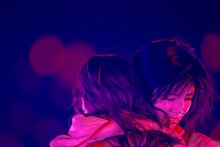 抱き合う小林由依と藤吉夏鈴。（撮影：上山陽介）