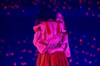 抱き合う小林由依と藤吉夏鈴。（撮影：上山陽介）