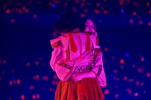 抱き合う小林由依と藤吉夏鈴。（撮影：上山陽介）