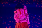 抱き合う小林由依と藤吉夏鈴。(撮影:上山陽介)