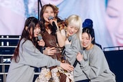 櫻坂46「小林由依卒業コンサート」より、身を寄せ合う一期生。(撮影:上山陽介)